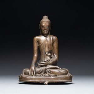Bouddha en bronze de style Mandalay en bhumisparsha mudra, Birmanie, 18/19ème — photo 1
