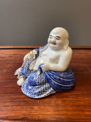Bouddha en porcelaine de Chine en bleu et blanc, marque de You Lin Ji Zao 游林記造, République — photo 4