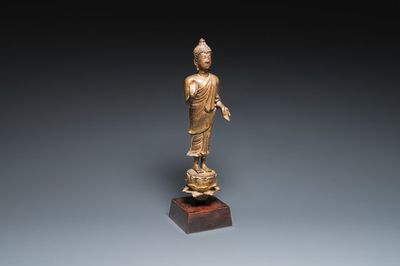 Bouddha Shakyamuni en bronze doré de style Lan Na, Thaïlande, probablement 16ème