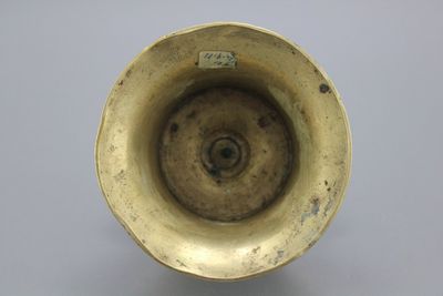 Bougeoir de table en bronze, Flandres, 16e