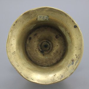 Bougeoir de table en bronze, Flandres, 16e — photo 1
