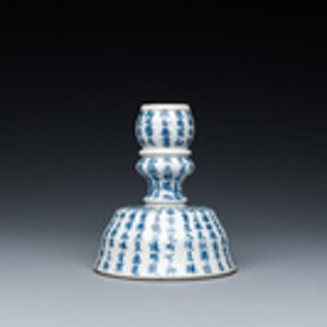 Bougeoir en porcelaine de Chine en bleu et blanc à décor de calligraphie, marque de Jin Yu Zhu Ji 金玉珠記, 19ème — photo 2