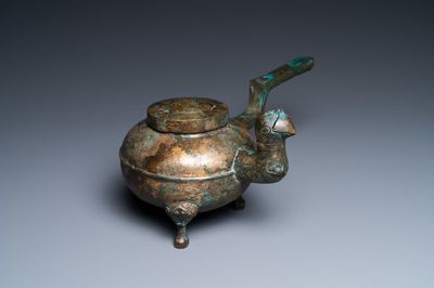 Bouilloire tripode de type 'he' en bronze doré au bec en forme de tête d'oiseau, Chine, Han