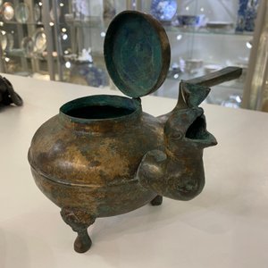 Bouilloire tripode de type 'he' en bronze doré au bec en forme de tête d'oiseau, Chine, Han — photo 12