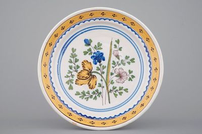 Un plat en faïence de Bruxelles décoré d'un bouquet de fleurs, 18ème siècle