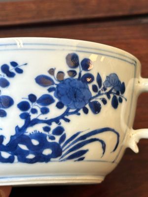 Bouteille de forme carrée en porcelaine de Chine en bleu et blanc à décor des 'Longues Dames' et un bol couvert, Kangxi — photo 13