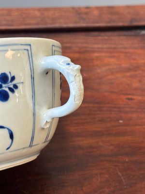 Bouteille de forme carrée en porcelaine de Chine en bleu et blanc à décor des 'Longues Dames' et un bol couvert, Kangxi — photo 19