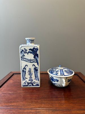 Bouteille de forme carrée en porcelaine de Chine en bleu et blanc à décor des 'Longues Dames' et un bol couvert, Kangxi — photo 4