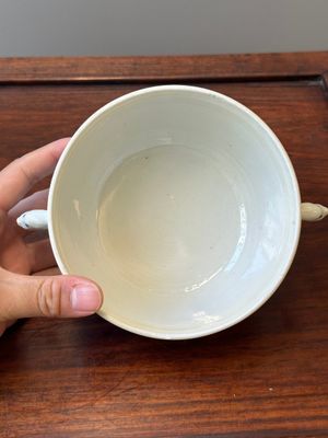 Bouteille de forme carrée en porcelaine de Chine en bleu et blanc à décor des 'Longues Dames' et un bol couvert, Kangxi — photo 10