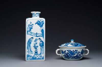 Bouteille de forme carrée en porcelaine de Chine en bleu et blanc à décor des 'Longues Dames' et un bol couvert, Kangxi