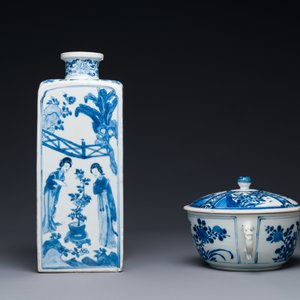 Bouteille de forme carrée en porcelaine de Chine en bleu et blanc à décor des 'Longues Dames' et un bol couvert, Kangxi — photo 2