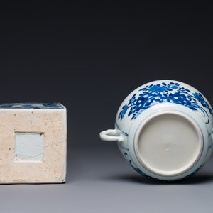 Bouteille de forme carrée en porcelaine de Chine en bleu et blanc à décor des 'Longues Dames' et un bol couvert, Kangxi — photo 6