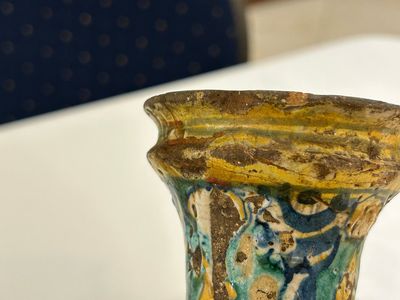 Bouteille de pharmacie en majolique italienne polychrome, 17ème — photo 2
