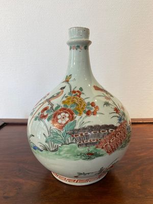 Bouteille en porcelaine Arita de Japon surdécorée aux Pays-Bas de style Kakiemon, Edo, 17/18ème — photo 2