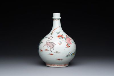 Bouteille en porcelaine Arita de Japon surdécorée aux Pays-Bas de style Kakiemon, Edo, 17/18ème