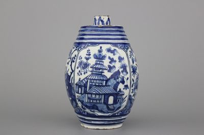 Bouteille rare pour boissons spiritueux en faïence de Delft, bleu et blanc avec chinoiserie en forme de tonneau, env. 1720