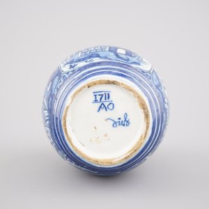Bouteille rare pour boissons spiritueux en faïence de Delft, bleu et blanc avec chinoiserie en forme de tonneau, env. 1720 — photo 2