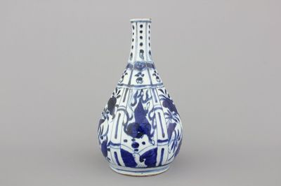 Bouteille Wan-Li, bleu et blanc, à décor de chevaux, Chine, dynastie Ming, 16e