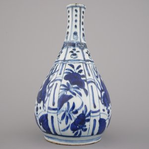 Bouteille Wan-Li, bleu et blanc, à décor de chevaux, Chine, dynastie Ming, 16e — photo 7