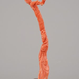 Branche fine sculptée en corail rouge avec Guanyin avec oiseaux et fleurs, Chine, 19e — photo 4
