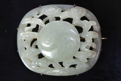 Broche en jade néphrite chinois sculpté, poss. Dynastie Ming