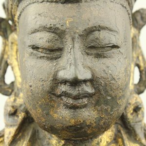 Bronzen gedeeltelijk verguld beeldje van Guanyin, zittend op een houten verlakte troon, Ming-dynastie — foto 17