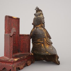 Bronzen gedeeltelijk verguld beeldje van Guanyin, zittend op een houten verlakte troon, Ming-dynastie — foto 5