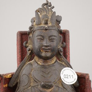 Bronzen gedeeltelijk verguld beeldje van Guanyin, zittend op een houten verlakte troon, Ming-dynastie — foto 6