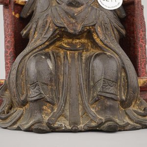 Bronzen gedeeltelijk verguld beeldje van Guanyin, zittend op een houten verlakte troon, Ming-dynastie — foto 7