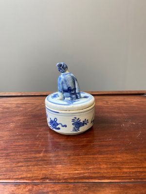 Brûle-encens en porcelaine de Chine en bleu et blanc ko-sometsuke pour le marché japonais au fumeur de pipe sur le couvercle, époque Transition — photo 3
