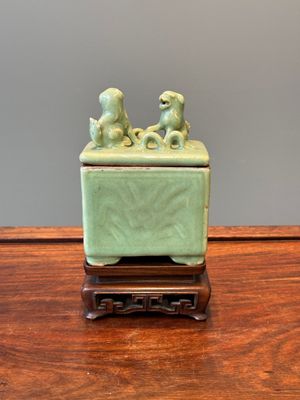 Brûle-parfum couvert de forme rectangulaire en porcelaine de Chine céladon de Longquan sur socle en bois, Ming — photo 1