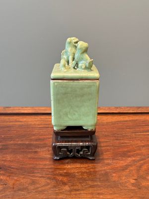 Brûle-parfum couvert de forme rectangulaire en porcelaine de Chine céladon de Longquan sur socle en bois, Ming — photo 2