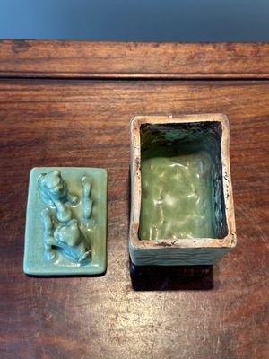 Brûle-parfum couvert de forme rectangulaire en porcelaine de Chine céladon de Longquan sur socle en bois, Ming — photo 5