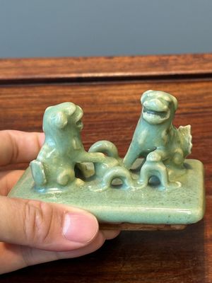 Brûle-parfum couvert de forme rectangulaire en porcelaine de Chine céladon de Longquan sur socle en bois, Ming — photo 6