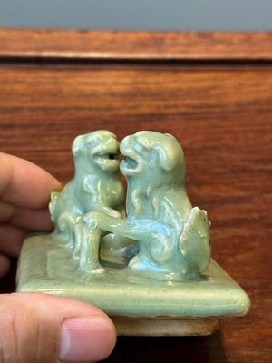 Brûle-parfum couvert de forme rectangulaire en porcelaine de Chine céladon de Longquan sur socle en bois, Ming — photo 7