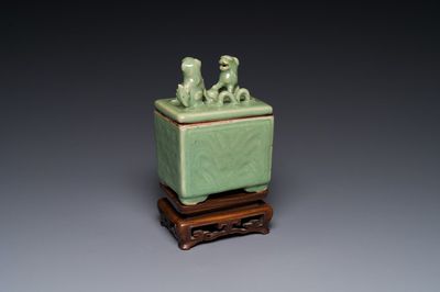 Brûle-parfum couvert de forme rectangulaire en porcelaine de Chine céladon de Longquan sur socle en bois, Ming
