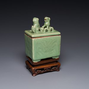 Brûle-parfum couvert de forme rectangulaire en porcelaine de Chine céladon de Longquan sur socle en bois, Ming — photo 1