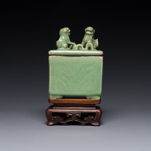 Brûle-parfum couvert de forme rectangulaire en porcelaine de Chine céladon de Longquan sur socle en bois, Ming — photo 4