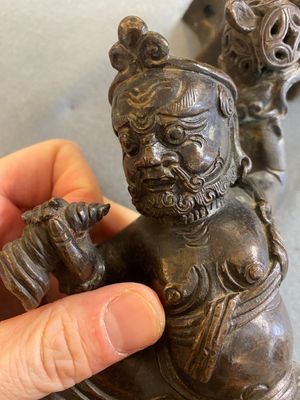 Brûle-parfum couvert en bronze en forme d'un Luohan sur un lion bouddhiste, Chine, fin Ming/début du Qing — photo 14