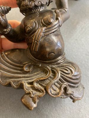 Brûle-parfum couvert en bronze en forme d'un Luohan sur un lion bouddhiste, Chine, fin Ming/début du Qing — photo 15