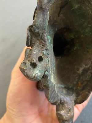 Brûle-parfum couvert en bronze en forme d'un Luohan sur un lion bouddhiste, Chine, fin Ming/début du Qing — photo 19