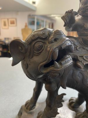 Brûle-parfum couvert en bronze en forme d'un Luohan sur un lion bouddhiste, Chine, fin Ming/début du Qing — photo 3