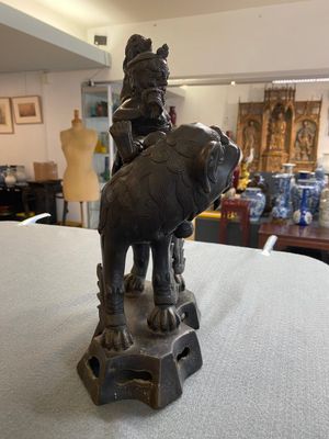 Brûle-parfum couvert en bronze en forme d'un Luohan sur un lion bouddhiste, Chine, fin Ming/début du Qing — photo 6
