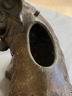 Brûle-parfum couvert en bronze en forme d'un Luohan sur un lion bouddhiste, Chine, fin Ming/début du Qing — photo 9