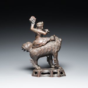 Brûle-parfum couvert en bronze en forme d'un Luohan sur un lion bouddhiste, Chine, fin Ming/début du Qing — photo 4