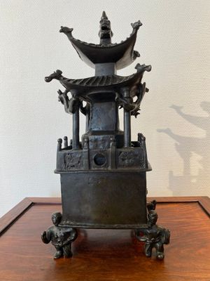 Brûle-parfum couvert en forme de pagode carrée en bronze à inscription, Chine, 17/18ème — photo 6