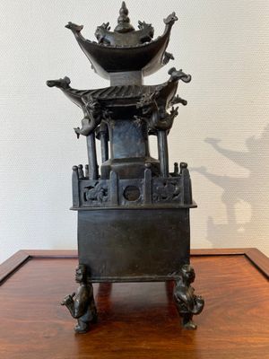 Brûle-parfum couvert en forme de pagode carrée en bronze à inscription, Chine, 17/18ème — photo 8