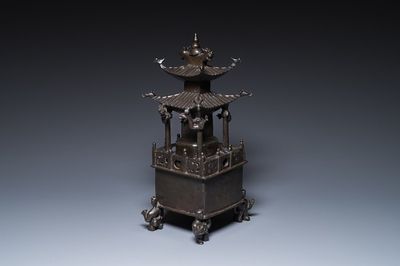 Brûle-parfum couvert en forme de pagode carrée en bronze à inscription, Chine, 17/18ème