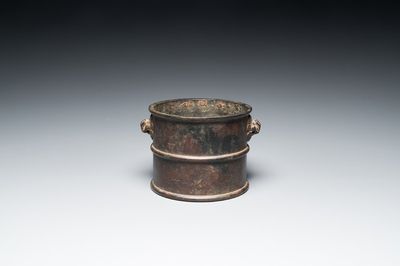 Brûle-parfum cylindrique en bronze aux anses en forme de têtes d'animaux mythiques, Chine, marque de Xuande, Kangxi