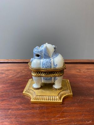 Brûle-parfum en porcelaine de Chine en bleu et blanc en forme de Luduan aux montures en bronze doré, Wanli — photo 2